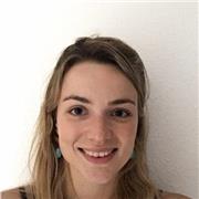 Chica Francesa dinámica da clases particulares de francés en presencial o online